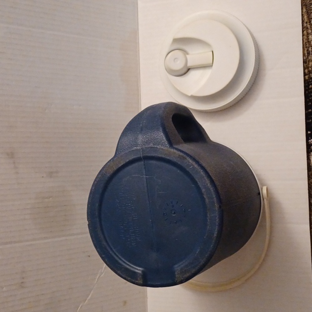 4/$40 Large Water/Liquid Cooler With 2 Handles & Spout - Picture 6 of 8